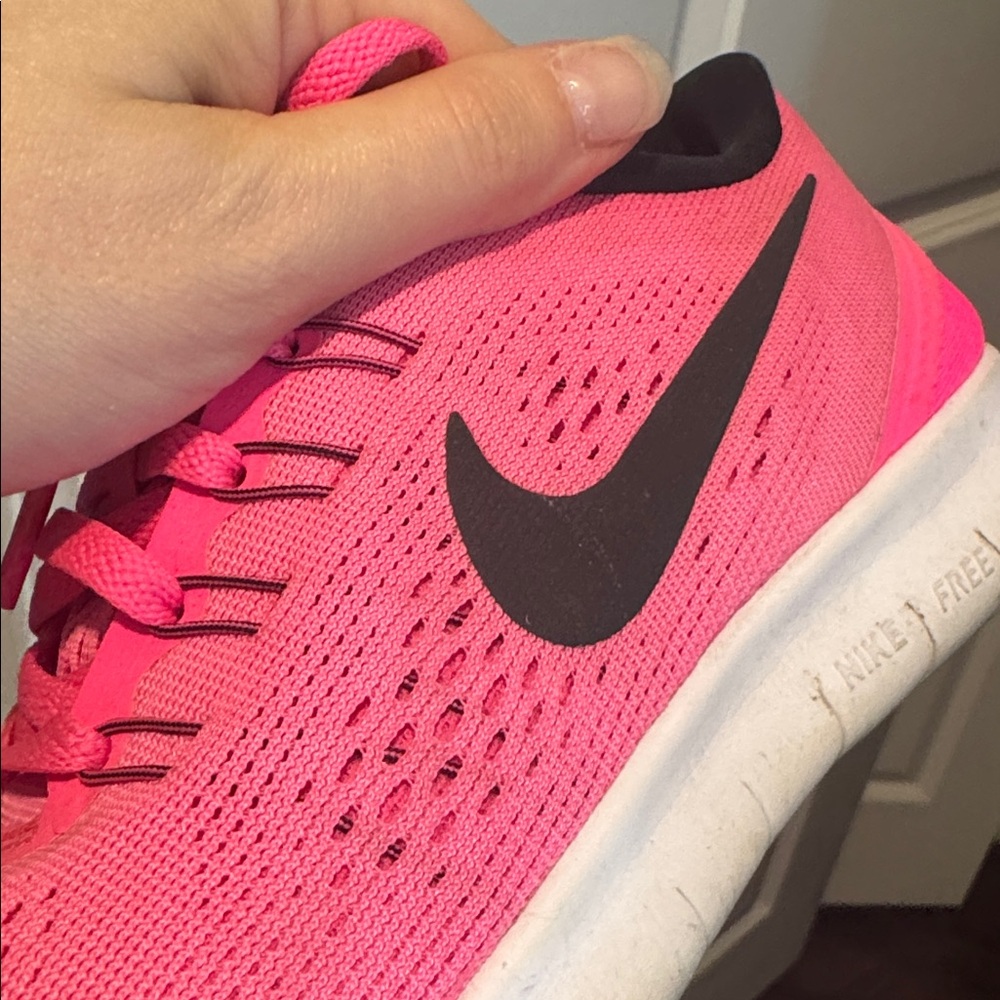 Nike Women's Pink Running Shoes - Picture 4 of 4
